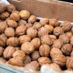 Mua hạt óc chó sấy khô hay tươi tốt hơn? (Lời khuyên)