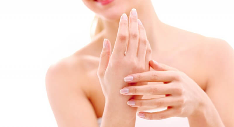 7 cách làm mềm mịn da tay dễ thực hiện, không tốn tiền