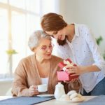 Kinh nghiệm chọn quà tặng mẹ 60 tuổi ý nghĩa và thiết thực nhất